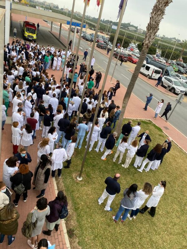 El personal del Departamento de Salud de Torrevieja protesta y votan hoy si ir a la huelga