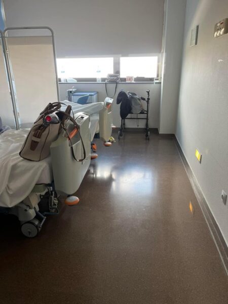El Hospital de Torrevieja ahora dobla camas en las habitaciones. Los problemas crecen