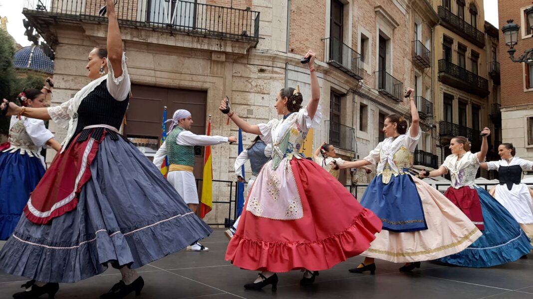 Junta Central Fallera celebra el XXV aniversario de los Balls al Carrer con una gran fiesta de folclore valenciano en la plaza del Ayuntamiento