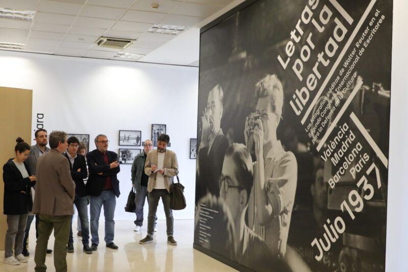 La Generalitat Valenciana abre exposiciones retrospectivas de Robert Capa y Walter Reuter en el Palacio de las Comunicaciones de Valencia