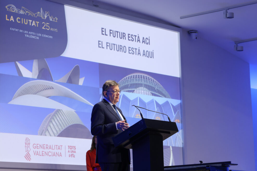 Puig anuncia un concurso internacional de ideas para ampliar la Ciutat de les Arts i les Ciencies en su 25º Aniversario sobre el solar donde están abandonadas las placas del techo del Ágora