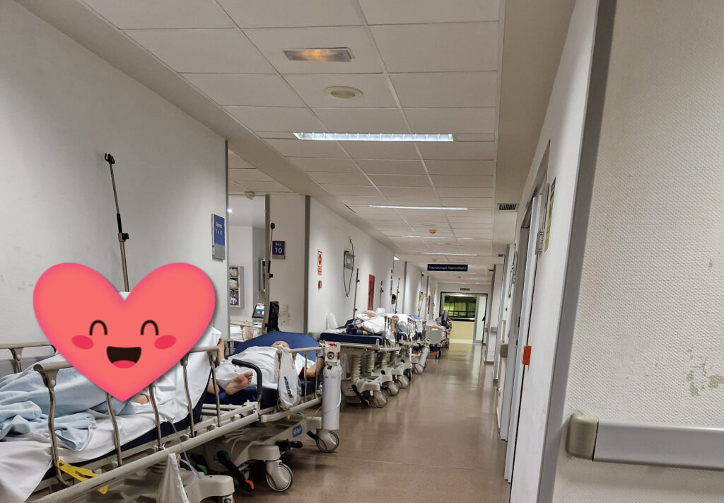 Los pasillos del Hospital de Torrevieja siguen colapsados de camas con pacientes esperando atención sanitaria ante la indiferencia de Chimo Puig