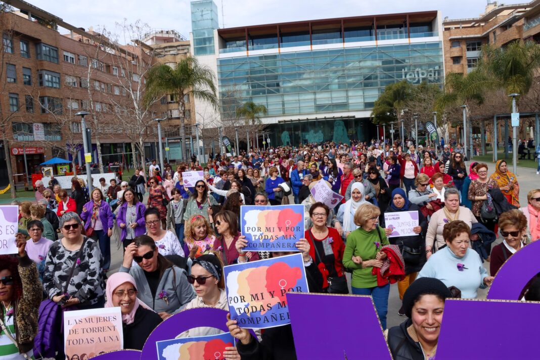 Santo administración Higgins Una gran marcha con 1.000 personas cierra la Semana de la Dona de Torrent 