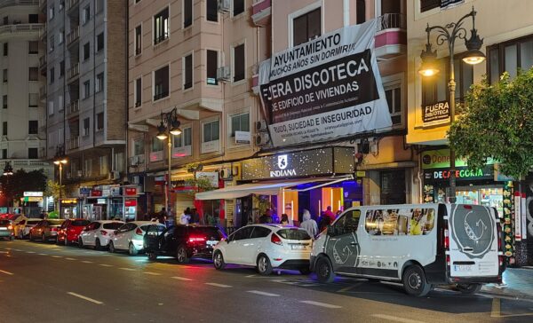 Los afectados por la discoteca de la Roqueta denuncian que clientes y personal ocupan el carril bus y las zonas reservadas para residentes