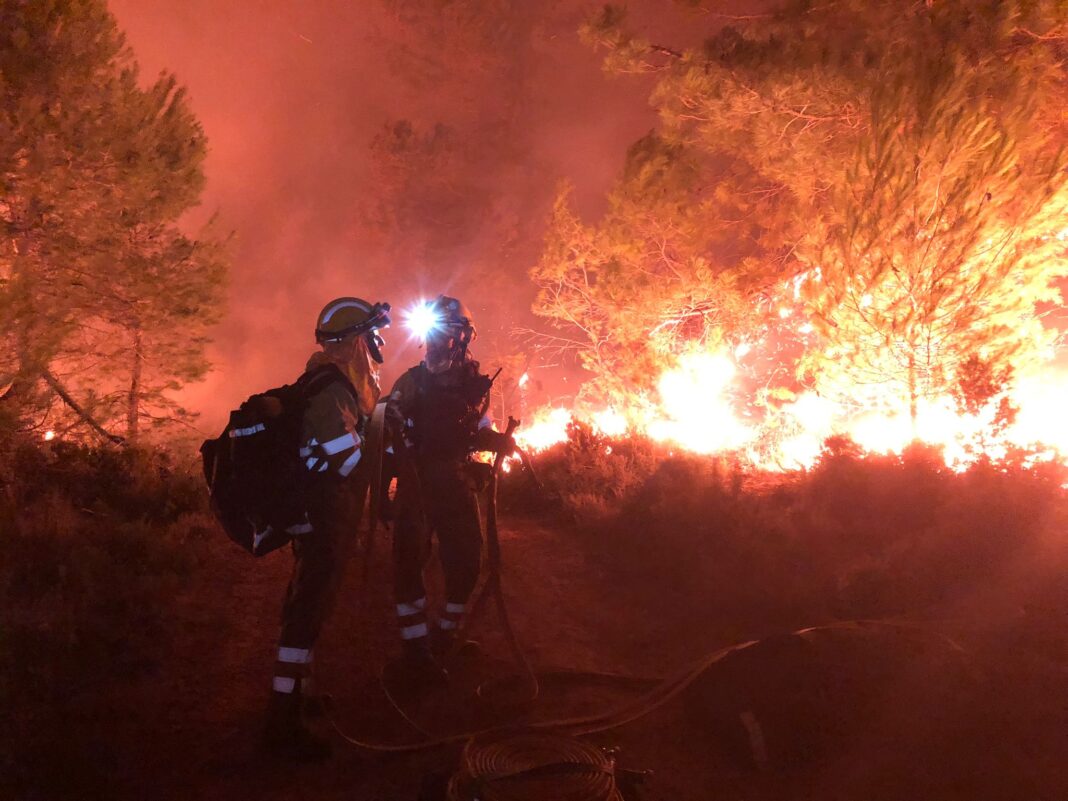 Montanejos habilita un teléfono de emergencias y el fuego sigue descontrolado con 1.300 desalojados y dirección Sierra Espadán