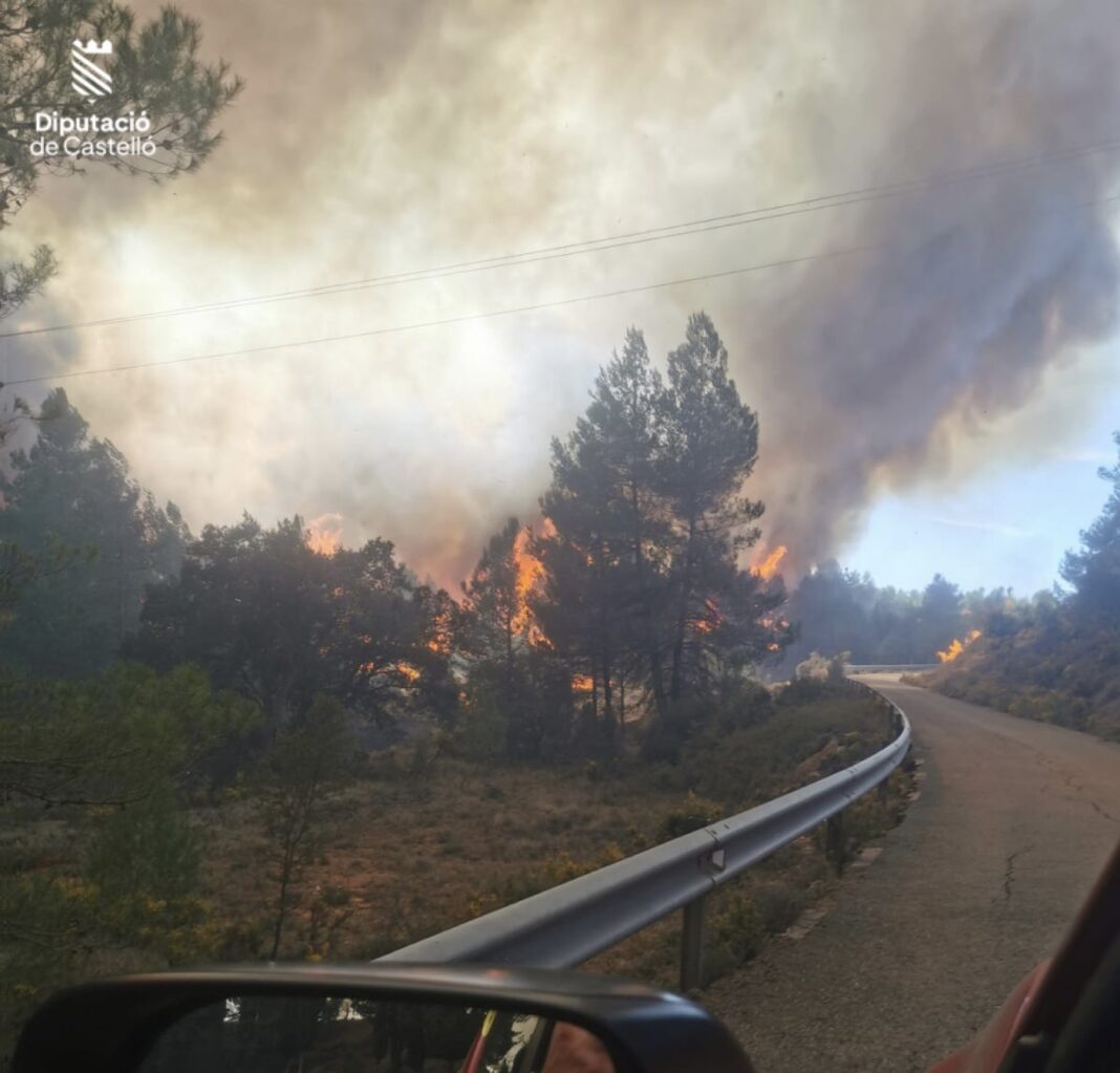 Incendio forestal en Villanueva de Viver que obliga a desalojar dos poblaciones y tres más a punto de desalojo
