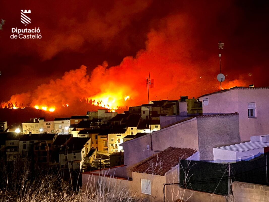 El incendio de Villanueva de Viver desaloja a 8 poblaciones valencianas y 2 en Aragón y ha calcinado ya más de 1.000 hectáreas