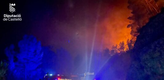 El Incendio Forestal iniciado en Villanueva de Viver sigue muy activo, ha calcinado 3.800 hectáreas y continúan desalojados 1.500 vecinos