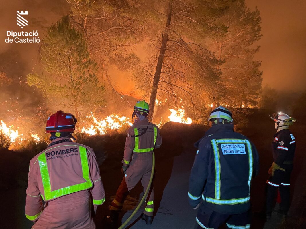 El incendio iniciado en Villanueva de Viver ya ha calcinado 4.300 hectáreas y desalojado a 1.600 personas con 50km de perímetro
