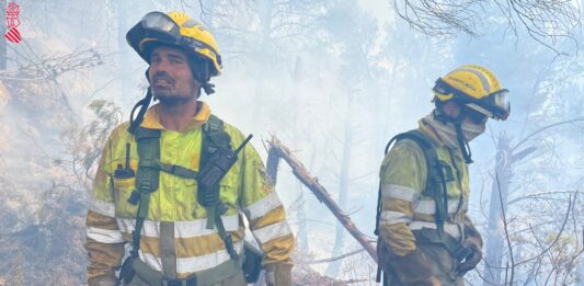 El incendio forestal mantiene exhaustos a los bomberos y ya ha calcinado más de 4.600 hectáreas. Aumentan las críticas a la gestión forestal del Consell