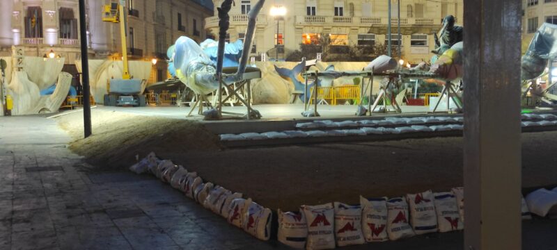 La Falla Municipal empieza a instalarse sobre la plataforma de hormigón del edificio del Diseño como una chapuza municipal más