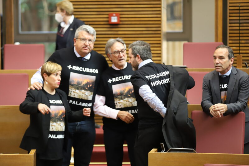 Ciudadanos en Corts Valencianes se ponen camisetas de "+ recursos - palabras" por la nefasta política forestal del Consell
