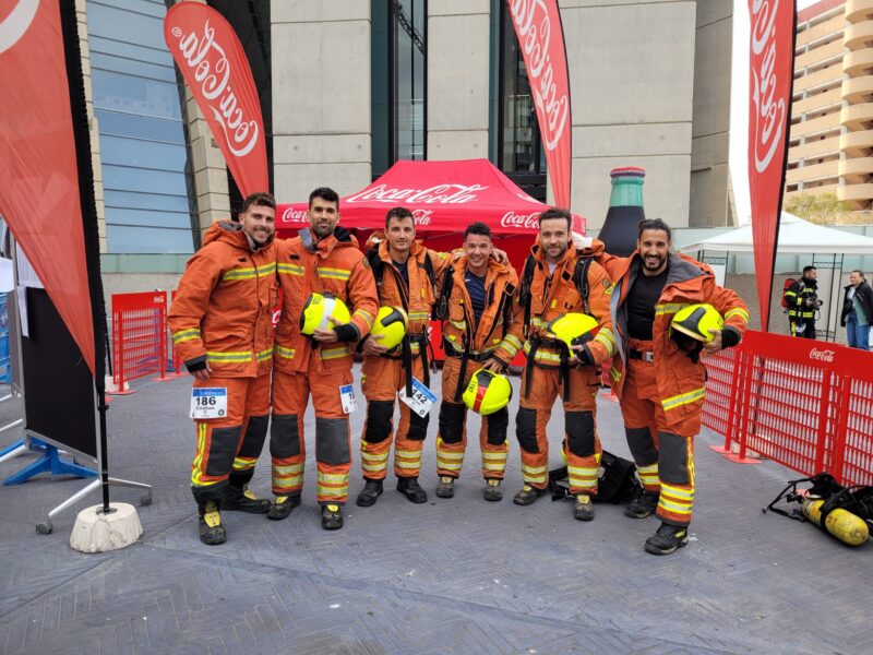 Gran éxito de los representantes del Consorcio de Bomberos de Valencia en la XVII Subida Vertical al Gran Hotel Bali de Benidorm