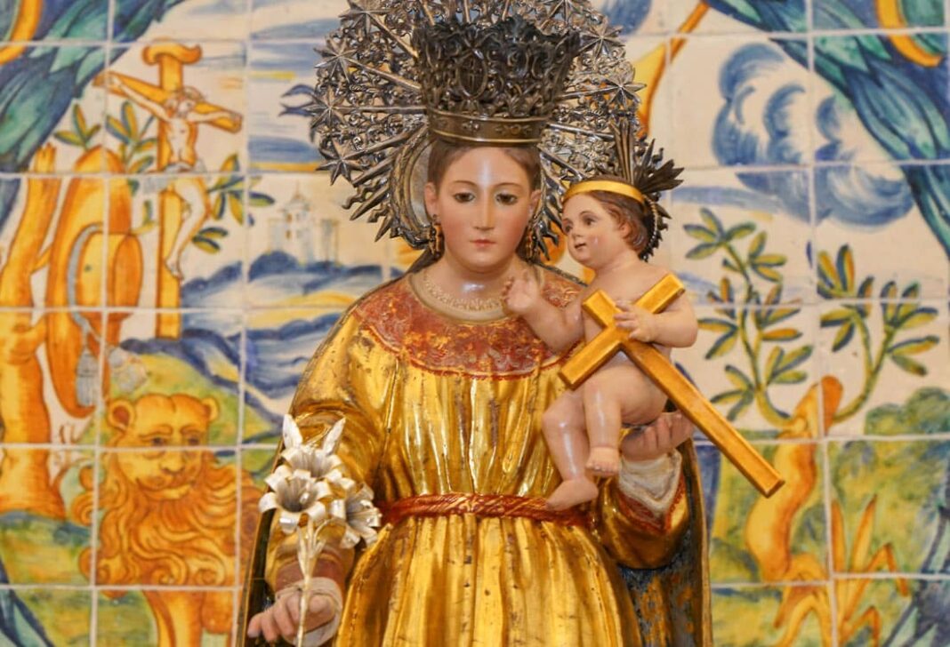 Exposición dedicada a la Mare de Déu, en el Museo de la Seda, con motivo del Centenario de la Coronación