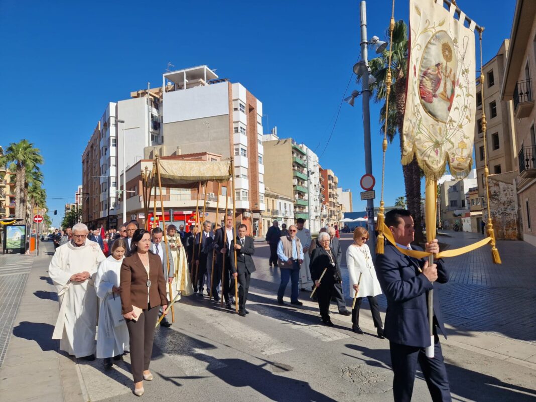 A pesar de no ser festivo en Alboraya, Sant Vicent Ferrer recorrió las calles de la localidad