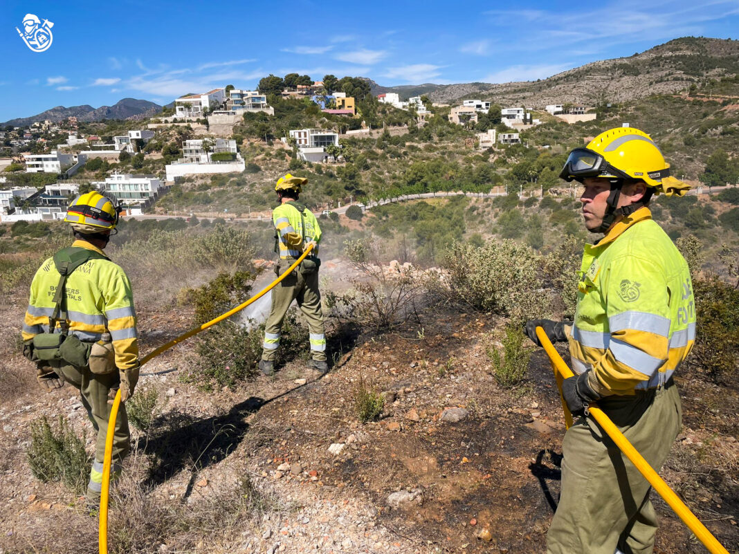 Los Bomberos de la Diputacio de Castello evitan que un incendio en una pinada de Oropesa afecte a las viviendas cercanas