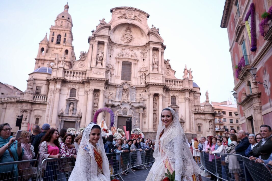 Las Falleras Mayores de Valencia visitan las fiestas de la Primavera de Murcia