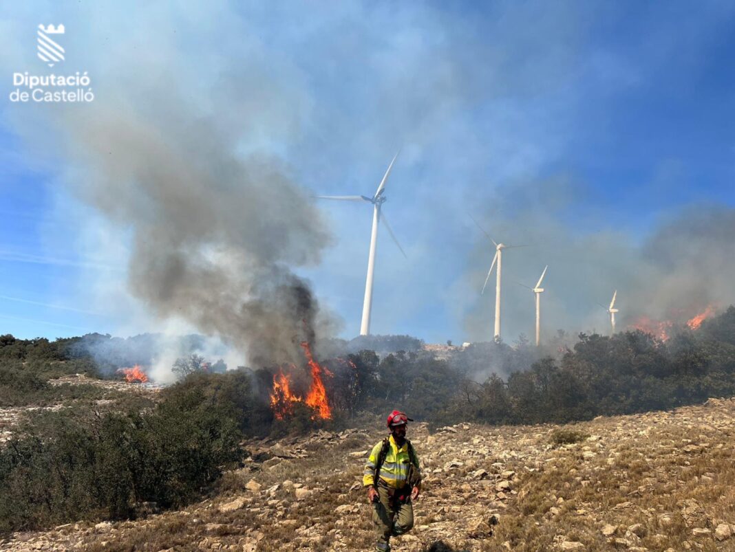 La combustión de un motor de un aerogenerador en Barracas provoca un incendio forestal