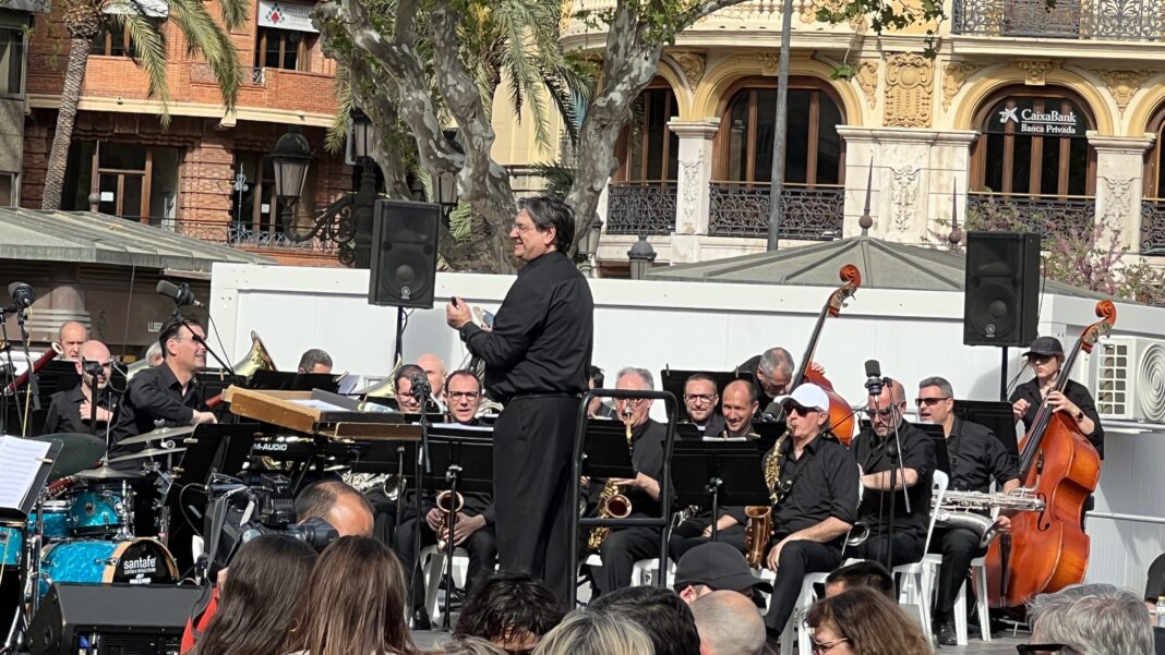 Músicos con gorra para ver las partituras a pleno sol y a 34ºC, la realidad del concierto de la Banda Municipal organizado por Sandra Gómez