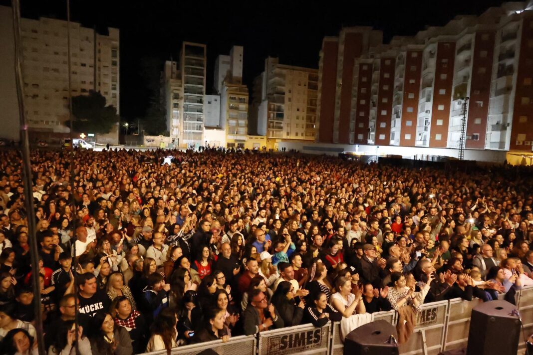 7.000 personas asistieron anoche al concierto de Camela en Cullera
