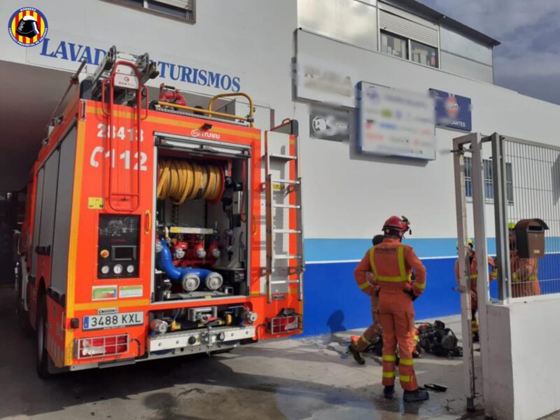 Los bomberos del CPBV rescatan a dos hombres afectados por monóxido de carbono en Oliva.