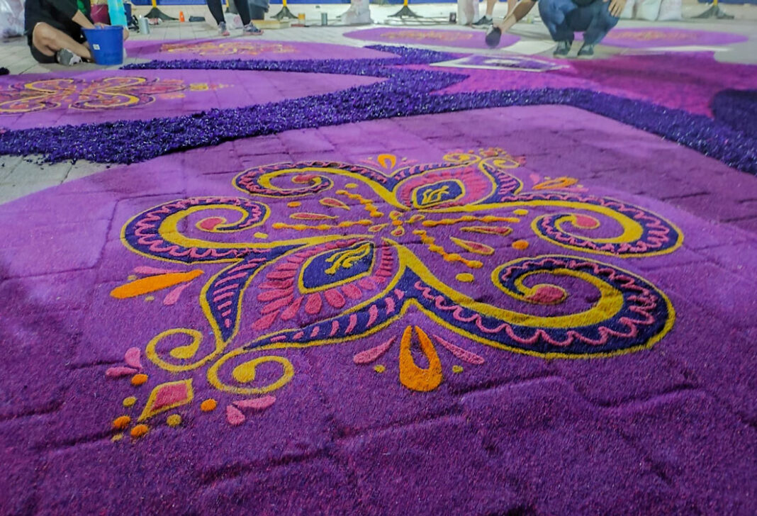 La asociación de Amigos de las alfombras del Corpus de Elche de la Sierra (Albacete) elaborará en la Plaza de la Virgen una alfombra de colores