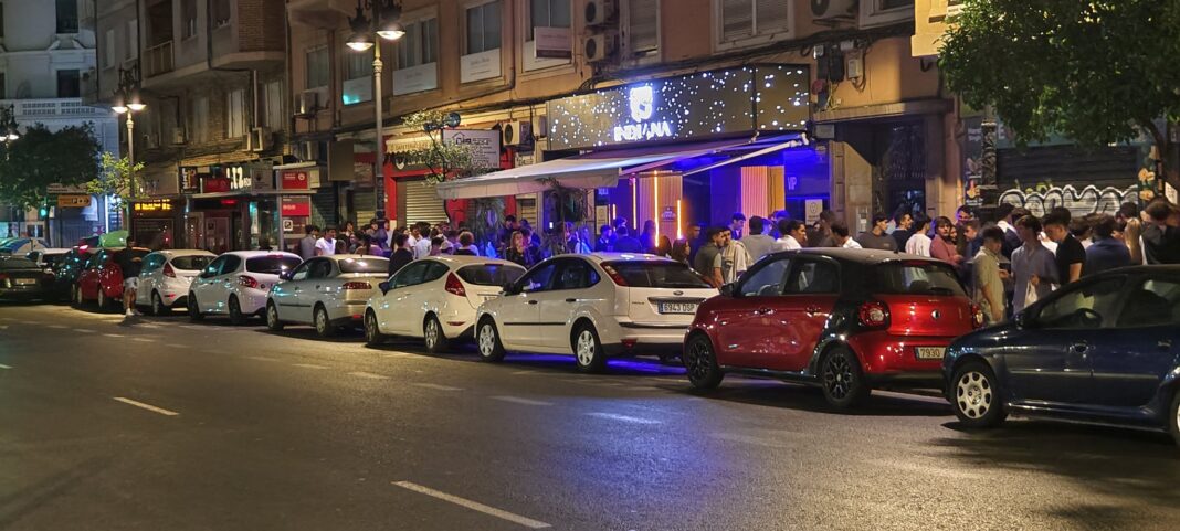 Los afectados por la discoteca de la Roqueta denuncian que los usuarios de la discoteca aparcan sobre carril bus con total impunidad
