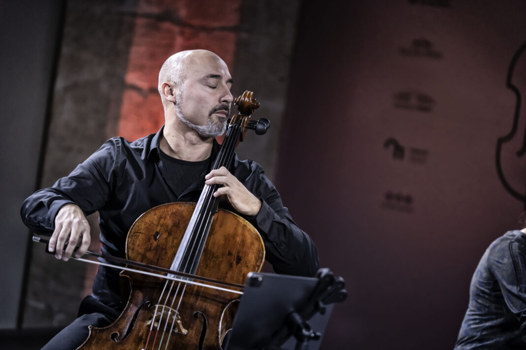 La Orquesta de Valencia y el violonchelista Iván Balaguer interpretan en el Teatro Principal de Valencia el concierto de Schumann