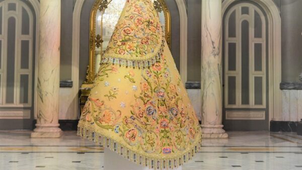 La Mare de Deu dels Desamparats lucirá un manto para su festividad restaurado a partir del terno arzobispal utilizado en la segunda coronación de la Virgen