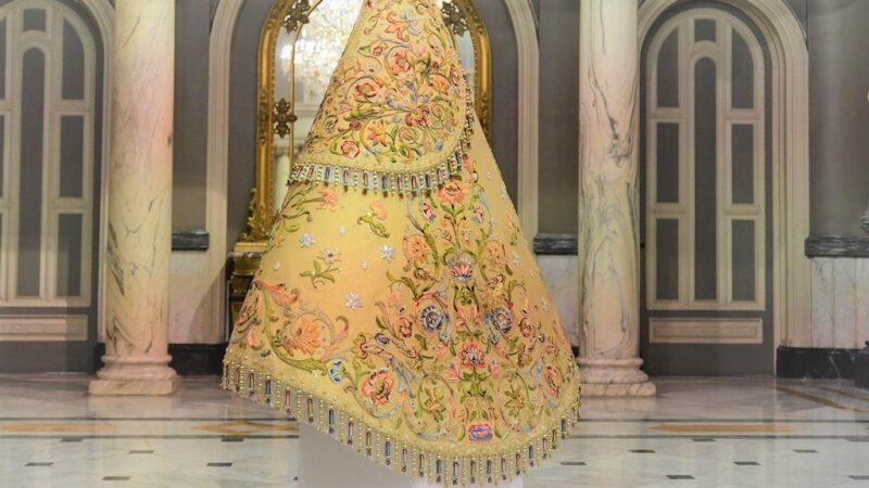 La Mare de Deu dels Desamparats lucirá un manto para su festividad restaurado a partir del terno arzobispal utilizado en la segunda coronación de la Virgen