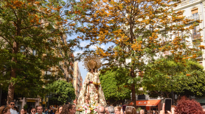 La Virgen de los Desamparados del barrio de Ruzafa visita el Mercado, comercios y colegios