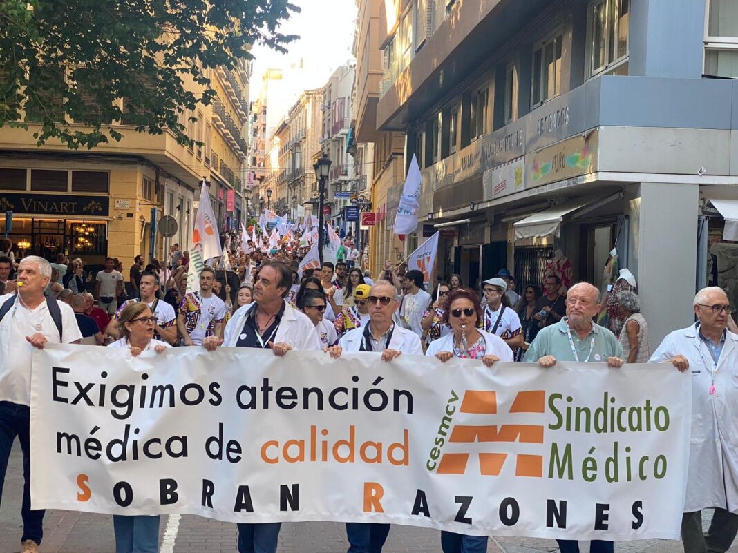 Transcurre la jornada de huelga de médicos ante la indiferencia de Puig que sigue sin dar soluciones ni negociar
