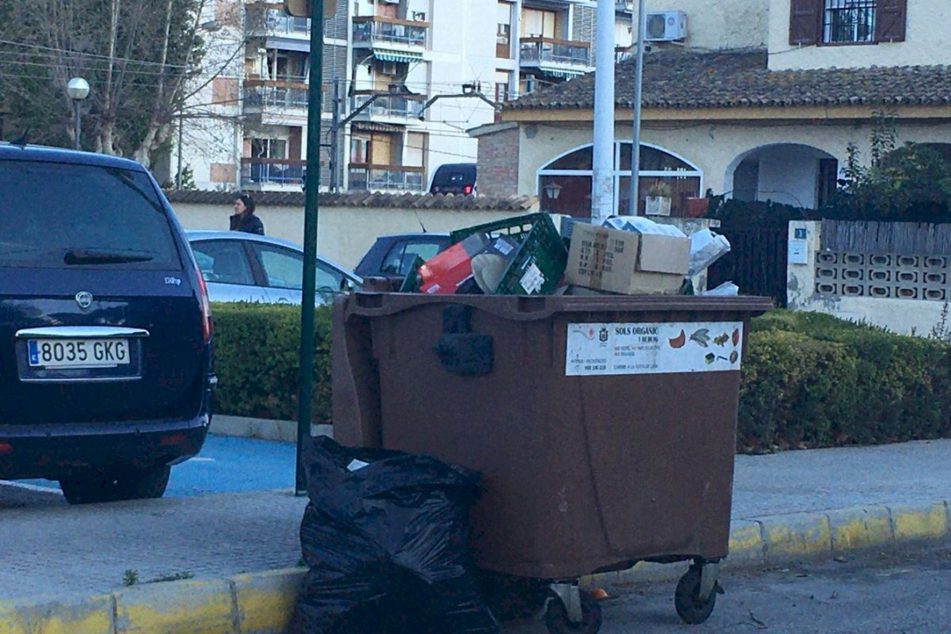El PP de l'Eliana denuncia que el PSOE rebajó a la mitad el servicio de recogida de basuras en las urbanizaciones