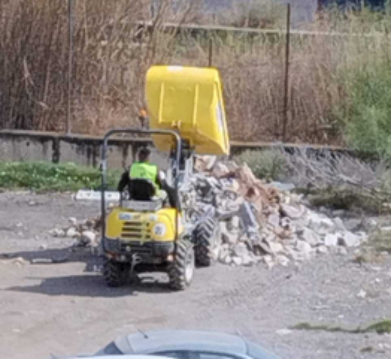 Vecinos de Benimamet denuncian vertidos ilegales de obras municipales frente a sus casas
