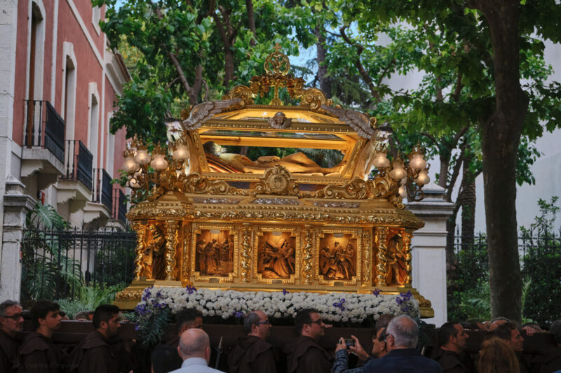 Cientos de personas acuden a la procesión extraordinaria del Santo Sepulcro en Gandía