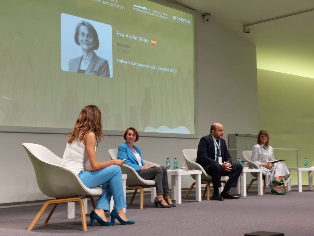 La rectora de la UJI, Eva Alcón, aboga por un sistema universitario más conectado con la sociedad para contribuir al desarrollo sostenible en el Encuentro Internacional de Rectores Universia