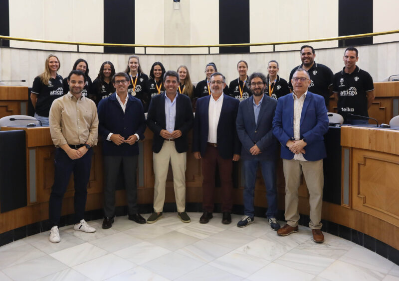 Carlos Mazón recibe a las jugadoras del Club Balonmano Elche tras proclamarse subcampeonas de la Liga Guerreras Iberdrola