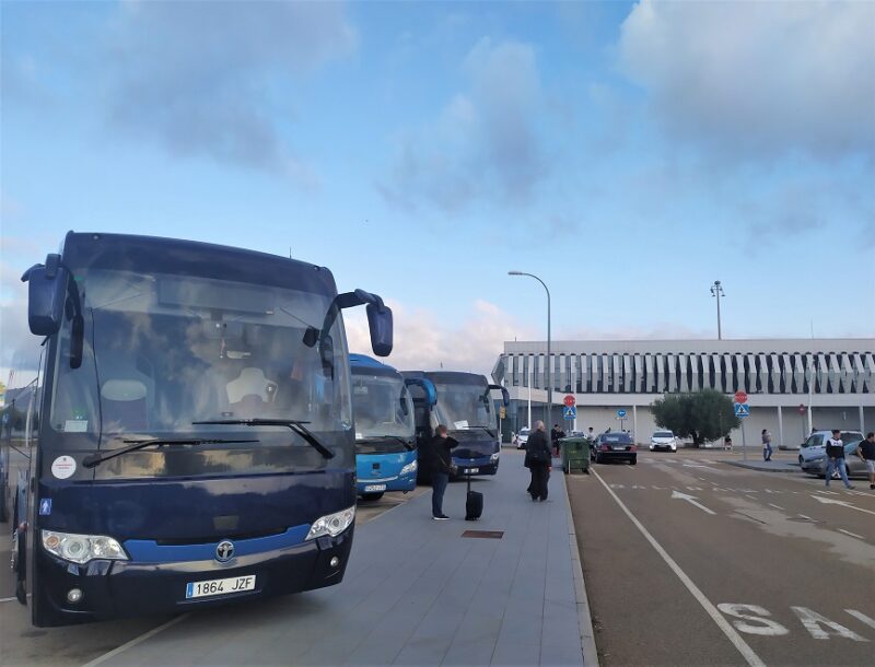 El servicio de autobús del aeropuerto de Castellón conectará también con Valencia en julio y agosto para los vuelos de cinco rutas internacionales