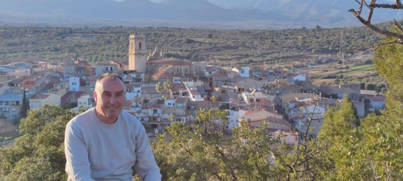 César Simó garantiza a La Jana el bienestar de los mayores y el futuro de las familias para «construir el futuro que merecemos»