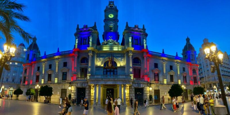 Los colores de la Senyera iluminan la fachada del Ayuntamiento y la Porta de la Mar