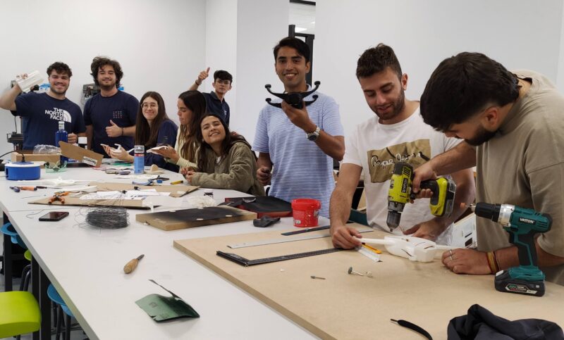 Estudiantes de la CEU UCH diseñan drones adaptados a marcas de automóviles, como alternativa de producción para el sector