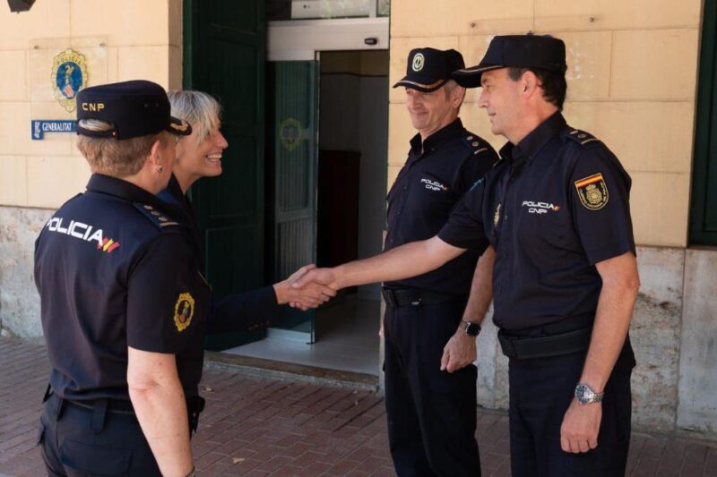 Elisa Núñez realiza la primera visita a la Policía de la Generalitat