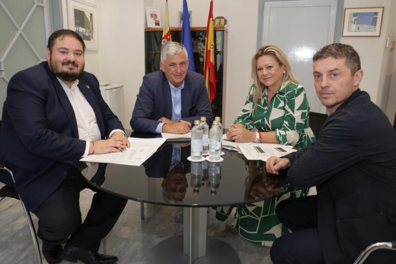 El secretario autonómico de Relaciones Institucionales y Transparencia se ha reunido con una delegación de la Diputación de Alicante