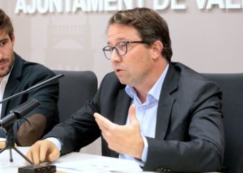 Juan Giner, concejal de Urbanismo y Vivienda de Valencia, critica a Compromís por la proliferación de apartamentos turísticos en la ciudad.