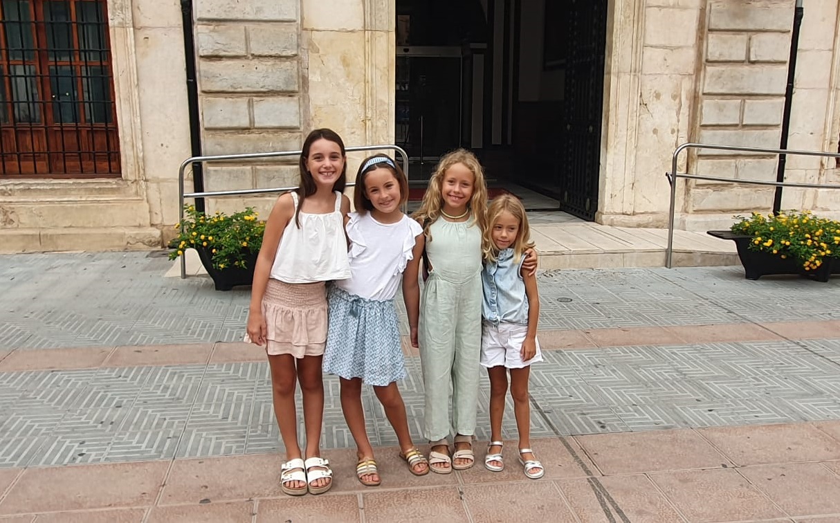 Una niña de Sueca y sus tres amigas consiguen recaudar 732 euros para al área de Pediatría del hospital de la Ribera