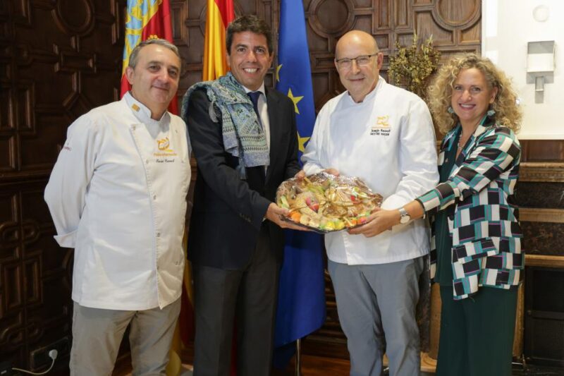Carlos Mazón ha recibido la ‘mocadorà’ del Gremio de Panaderos y Pasteleros de la Comunitat Valenciana