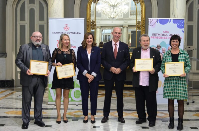 El Ayuntamiento de Valencia reconoce a quienes trabajan contra la soledad no deseada de las personas mayores