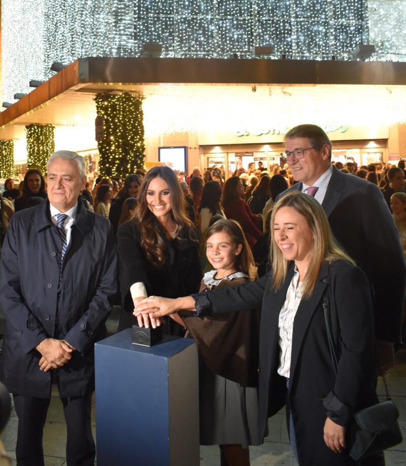 El Corte Inglés ha inaugurado hoy la iluminación navideña en todos sus centros de Valencia.