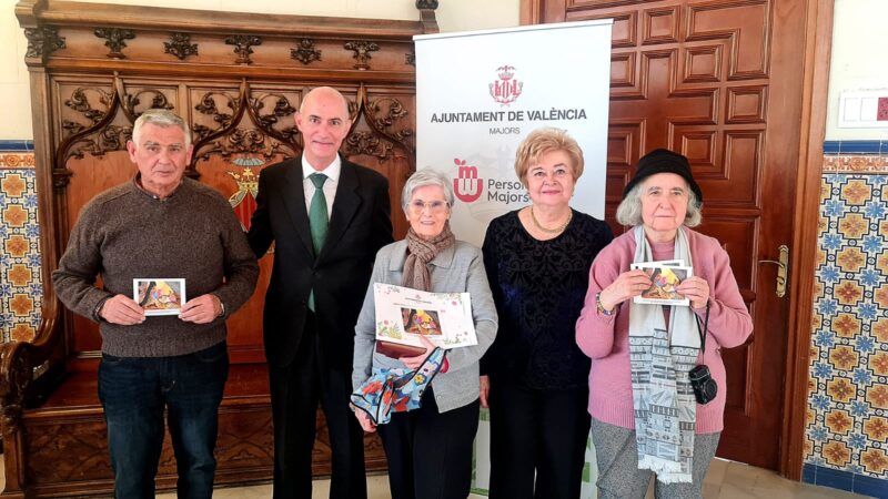 José Gosálbez, Concejalía de Mayores, entrega los premios del concurso de tarjetas navideñas