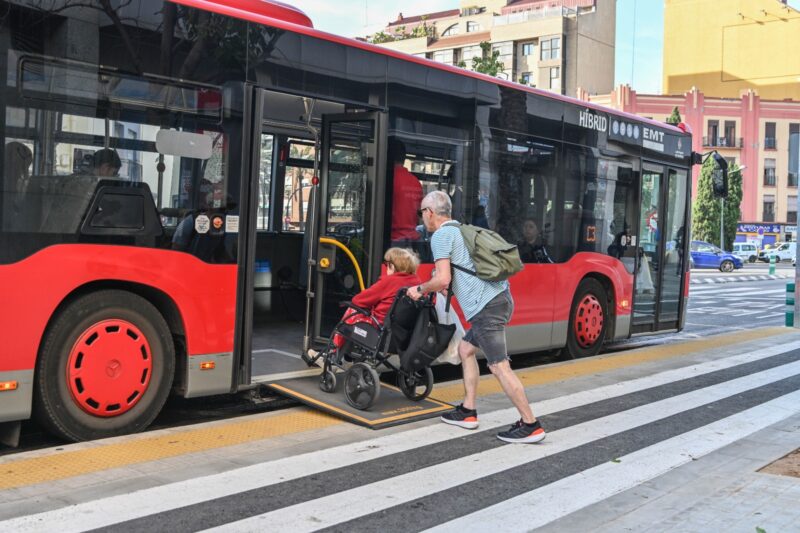 El Ayuntamiento de Valencia hará accesibles 740 paradas de transporte público y creará 13 nuevos pasos de peatones